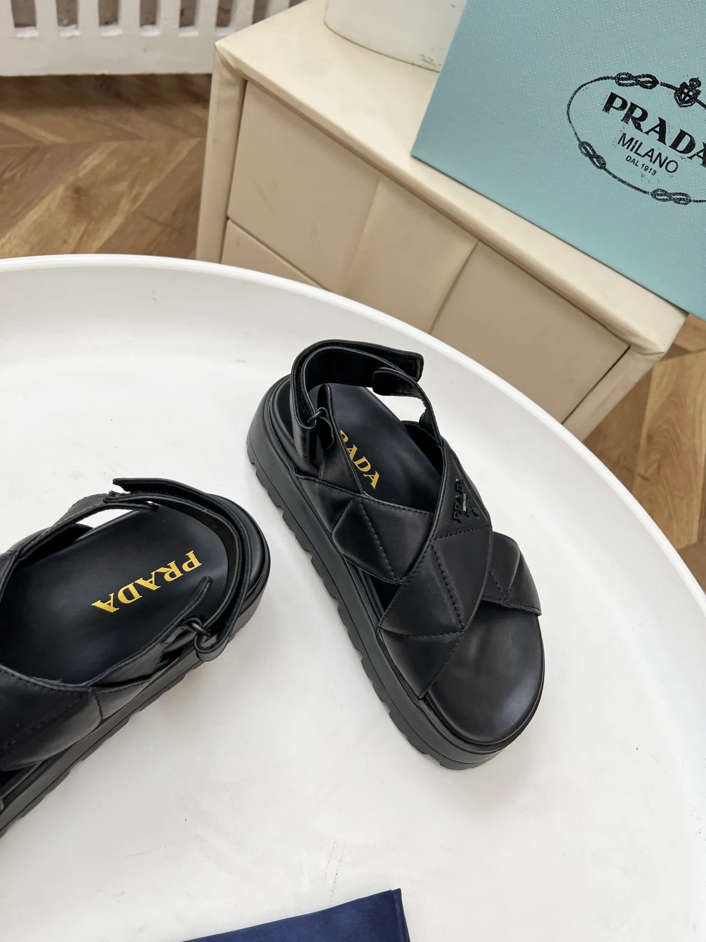 👟👟Ex-factory price 440👟👟 Prada/Prada 25ss summer new couple's beach thick-soled Birkenstock sandals. This shoe style is really a classic design that will not go out of style and is in line with everyone's current pursuit of comfortable and healthy wearing concepts. It is regarded by many domestic and foreign celebrities and fashionistas as an important choice for daily slippers. ✔Upper: imported super soft sheepskin ✔Inner lining: imported sheepskin ✔Hardware: Original molded split hardware ✔Outsole: Ultra-light, wear-resistant and non-slip foam sole ✔Number of yards: 35~40 (custom-made 40 pieces are non-refundable)